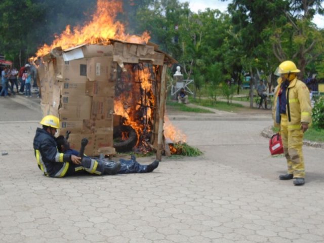 miembros de los bomberos de somoto realizando simulacro en feria municipal sobre reduccion de desastres